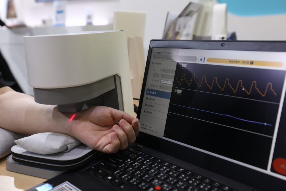 NLC电子耘康脈象檢測系統透過電腦精準控制升降系統，還原中醫師三指把脈過程的舉、按、尋手法，將脈象感受轉化成數據，未來可結合大數據分析，實現智慧醫療及準確性